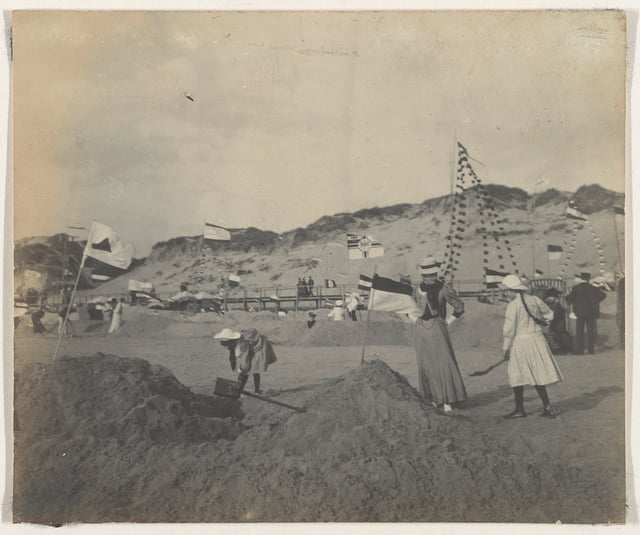 groepsportret-van-zeven-kinderen-op-het-strand-noordzeekust-nederland-of-duitsland-ce438e-640.jpg