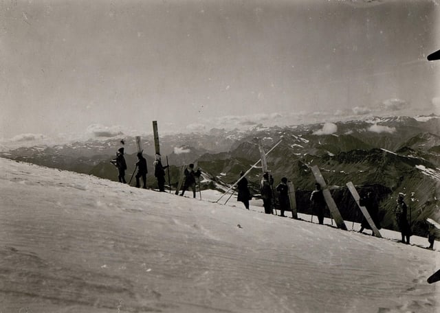 Russische Tr\u00e4gerkolonne am Ortler mit Blick gegen die ...